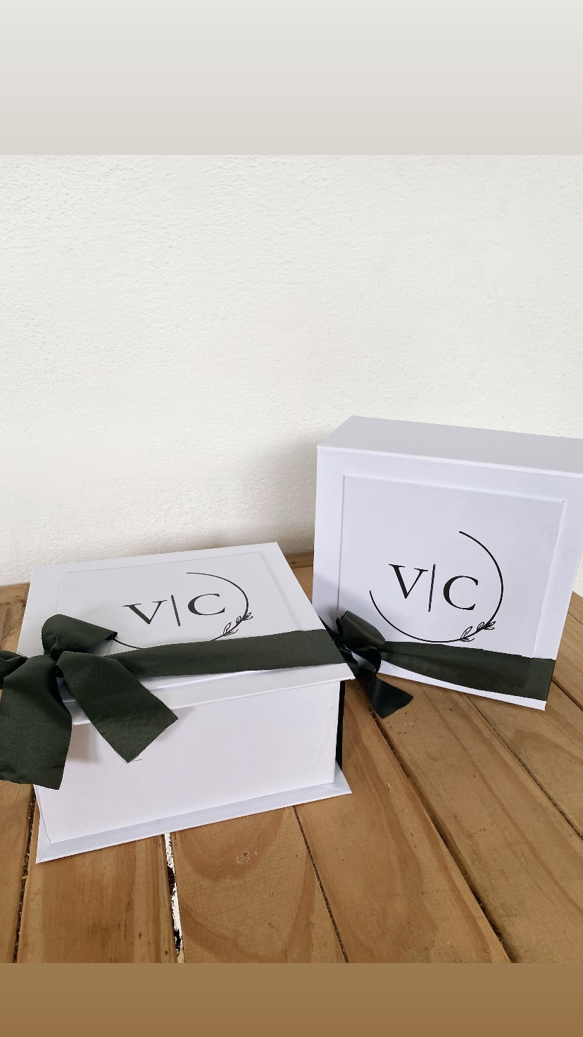 Caixas de presente com laço verde e monograma VC